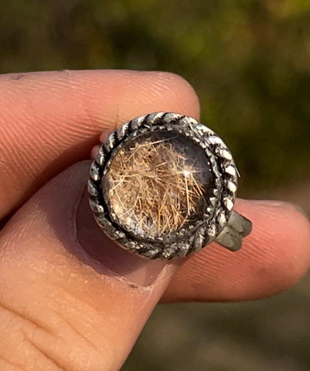 round memorial ring with ash and fur for pets